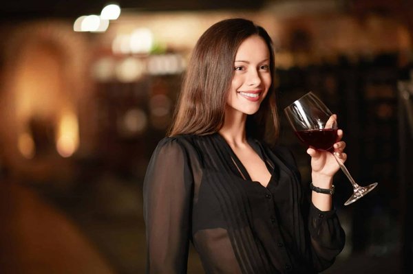 Quelles sont les meilleures pratiques pour offrir une expérience de dégustation de vins étrangers dans un restaurant cosmopolite?