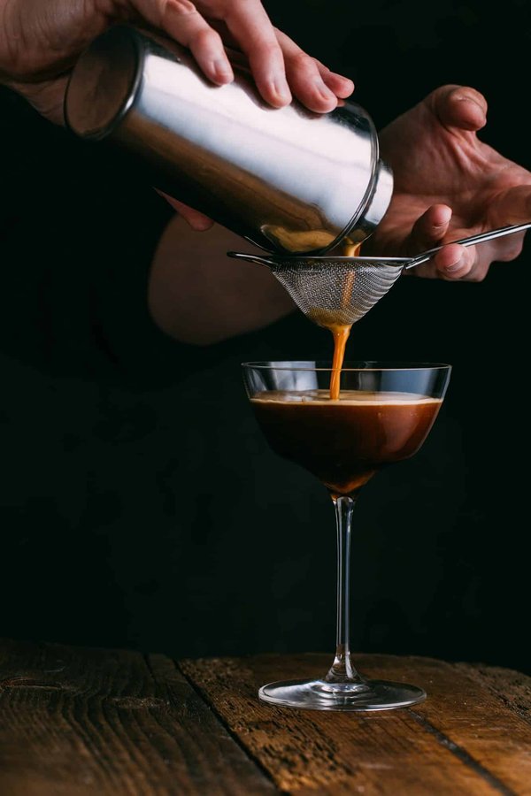 Quelles techniques pour préparer des cocktails à base de spiritueux artisanaux dans un bar spécialisé?